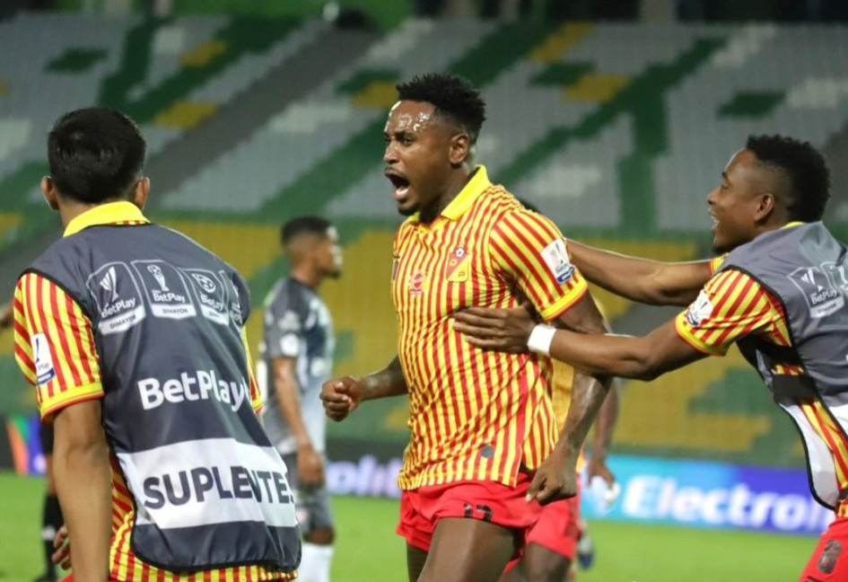 A Gustavo Torres le anularon un gol por una supuesta mano que encontró el Var