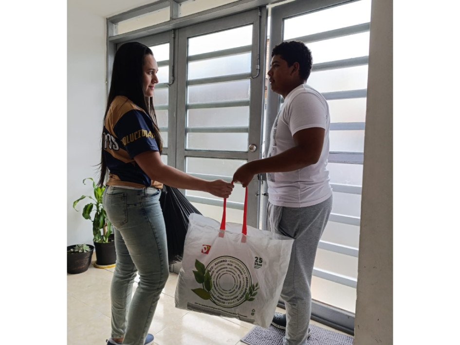 Ibeth Rocío recibe donaciones en La Carola para enviarlas a los damnificados en el norte del país.