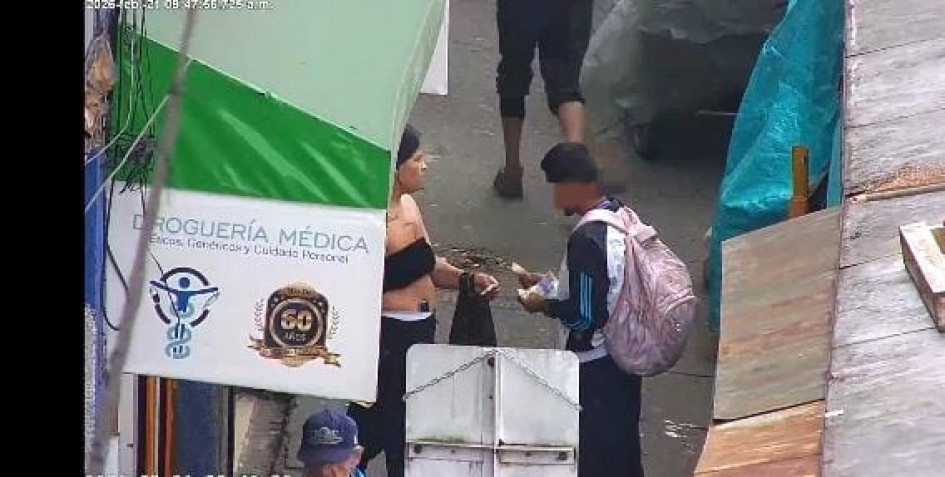 Las cámaras de la Galería de Manizales hacen de las suyas. Ahora le tocó a Leidy Vanessa Ospina Pareja, a quien el fin de semana sorprendieron comercializando bazuco. Aceptó cargos porque le reconocen la marginalidad. Su pena quedaría en 10 meses y 20 días.