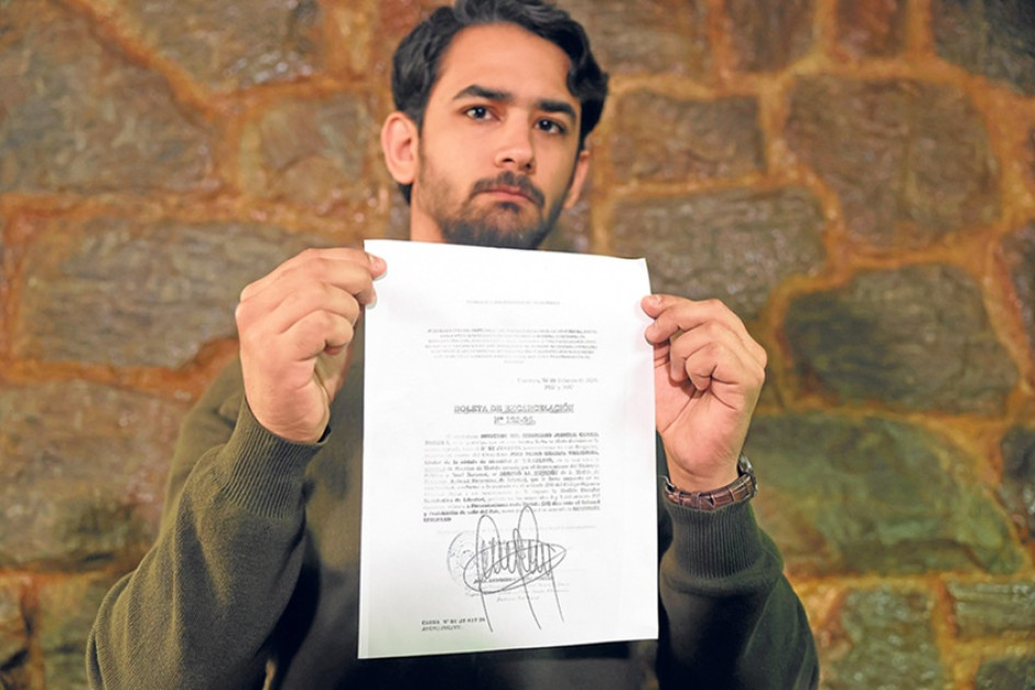 Foto l EFE l LA PATRIA  Ramón Guanipa, hijo del exdiputado antichavista Juan Pablo Guanipa, muestra la boleta de excarcelación de su padre durante una rueda de prensa en Caracas (Venezuela).