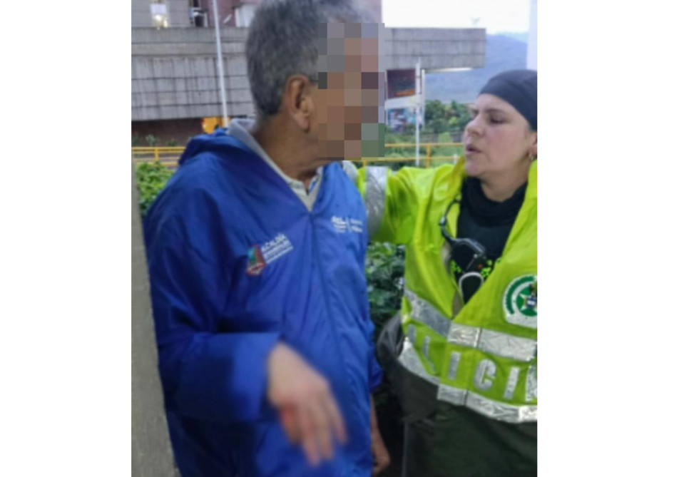 El funcionario agredido fue ayudado por la Policía. Al hombre agresor lo llevaron al CAI de El Cable.