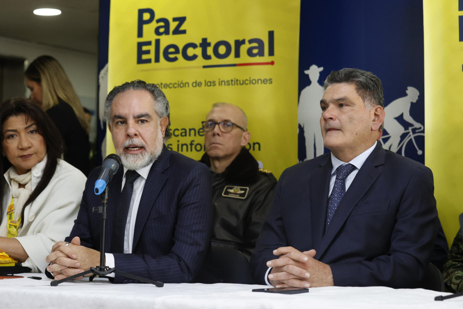 El ministro del Interior de Colombia, Armando Benedetti (i), y el Procurador general de la Nación, Gregorio Eljach, participan en una declaración sobre el Plan Democracia, en Bogotá (Colombia).