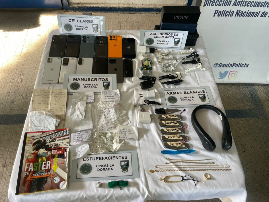 En el operativo del martes hallaron armas, drogas y celulares.