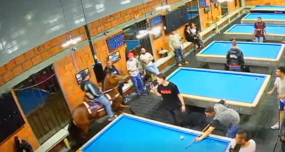 El vídeo quedó registrado en las cámaras de seguridad de un billar en Santa Rosa de Cabal.