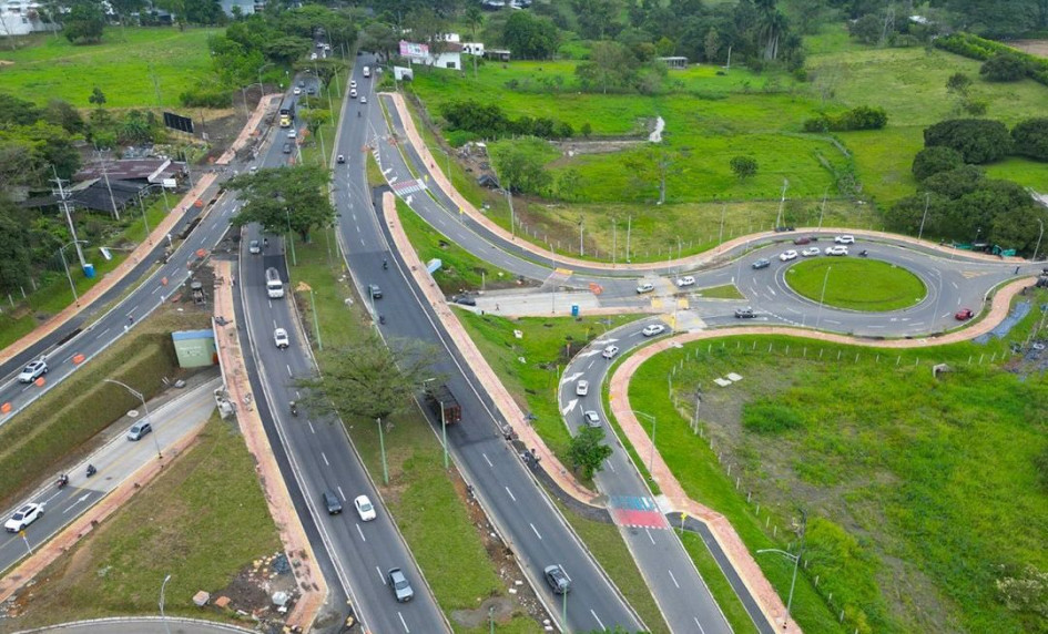 La intersección Galicia en Pereira fue inaugurada de espaldas a la Gobernación de Risaralda, que no fue invitada al acto, programado por el Ministerio del Transporte. El principal reparo que hizo el gobernador Juan Diego Patiño, fue que la obra se realizó sin recursos nacionales, siendo el resultado del programa Vías del Samán, que financian los peajes entre el Valle del Cauca y Risaralda.  Aún así, la obra se inauguró y fue presentada ante la comunidad de Galicia, cerca de 34 personas según cifras del prog