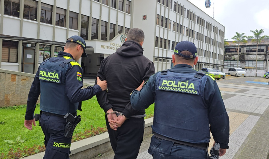Este sujeto registra 10 sentencias condenatorias en el Eje Cafetero y en Cali por el delito de hurto calificado y agravado, la mayoría relacionadas con el hurto a residencias, alcanzando unos 13 años en penas de prisión, lo que evidencia su reiterada conducta delictiva.