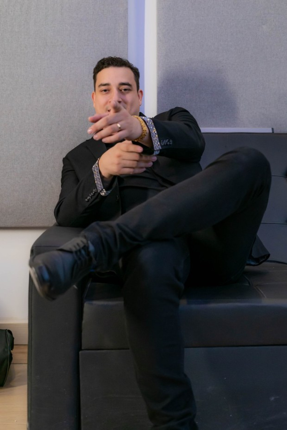 Kevin Gómez lanza Hipocresía, canción cargada de ironía, verdad y carácter que aborda una realidad cotidiana: las falsas amistades y las relaciones construidas desde la doble moral.