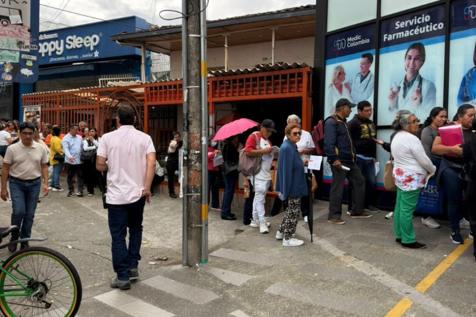 Largas filas y congestión marcaron la jornada en el dispensador de Medic Colombia en Armenia, durante la visita de verificación de la Defensoría del Pueblo.
