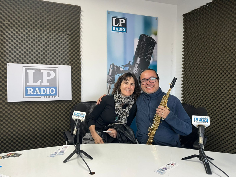 Lucie Jencek, propietaria de Vinilo Café Cultural de Manizales y Hans Betancourth, saxofonista de Caldas.