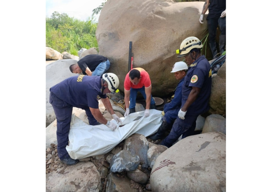 Bomberos adelantó el rescate de la víctima. Fotos de Bomberos.