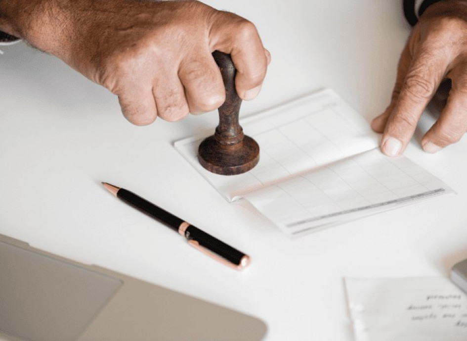 . La escritura, que contenía información falsa, ingresó a la Oficina de Registro de Documentos Públicos y produjo efectos jurídicos. Esto indujo al error además al registrador de Instrumentos.