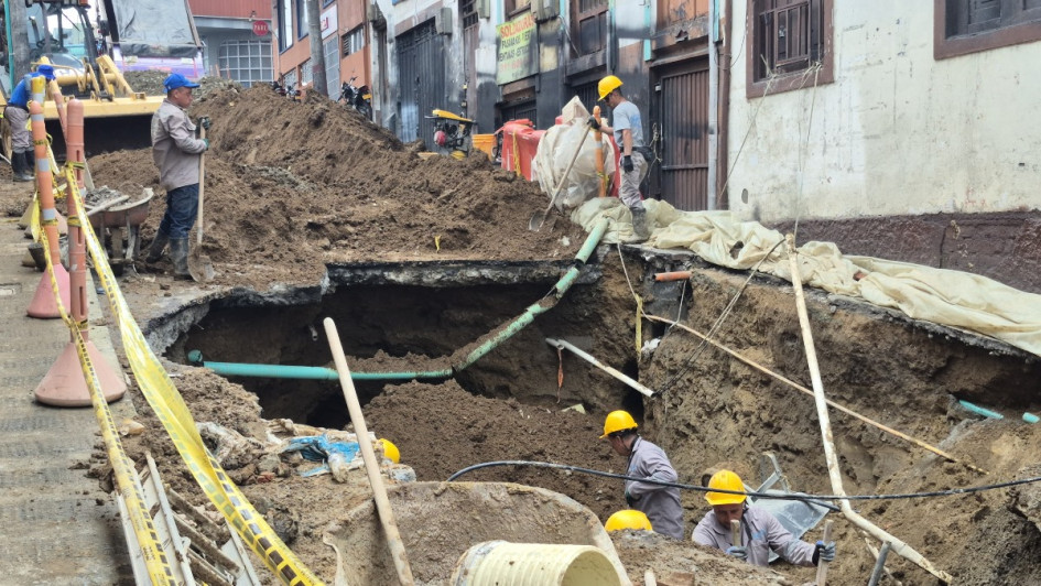 El cráter de una calle de Manizales empieza a desaparecer. Una tractomula rompió la vía en la madrugada del sábado. Se han desplegado 40 trabajadores para la reparación.