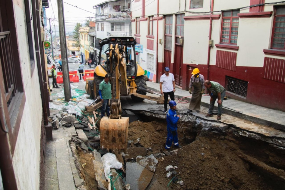 En la tarde de este sábado (14 de febrero) se removió la tractomula que hundió una calle de Manizales, cuando transitaba en contravía. Ya se ejecutan las reparaciones.