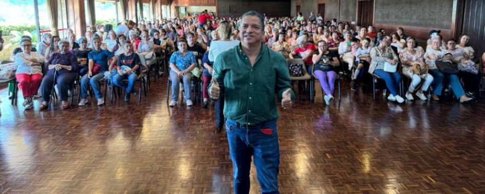 Óscar Alonso Vargas durante un encuentro con la comunidad.