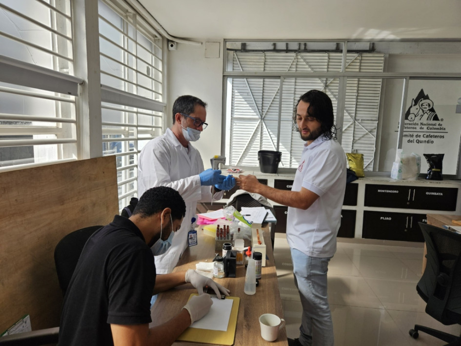Trabajadores cafeteros participaron en toma de muestras y capacitaciones sobre manejo seguro de plaguicidas en el Quindío.