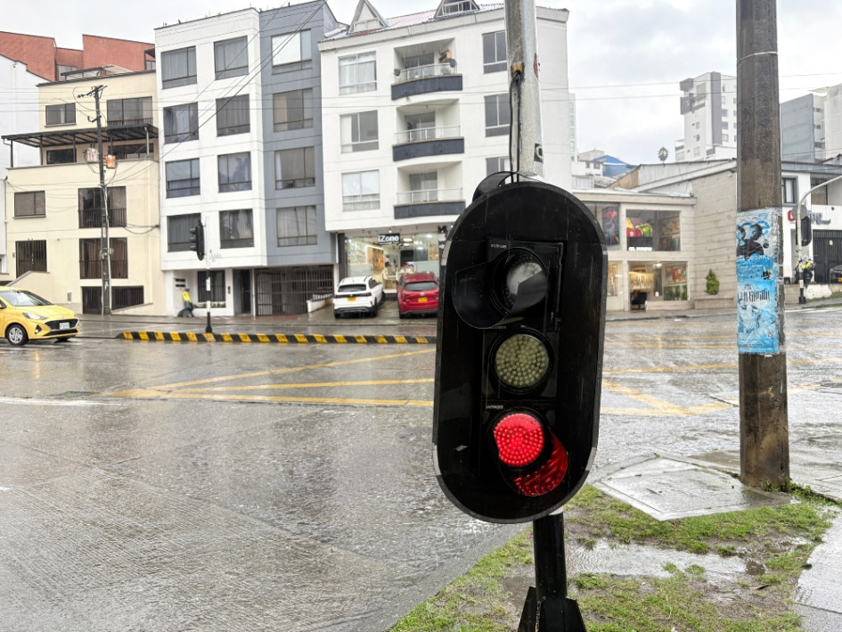 Este es el semáforo que se cayó en el Parque de las Garzas en Palermo debido a las lluvias de este jueves. Hubo emergencias en varias zonas de Manizales.