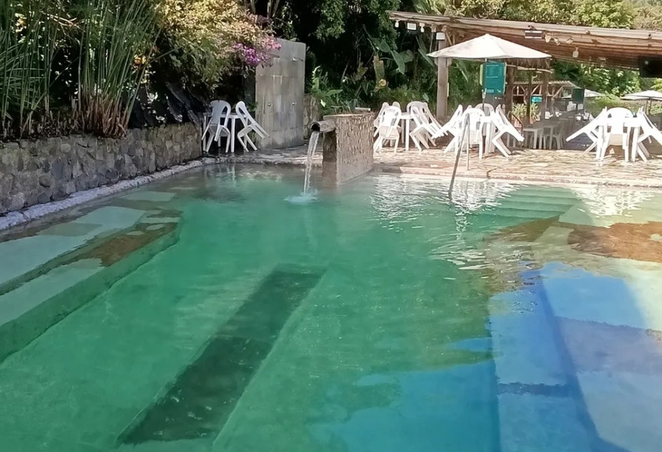 La pareja del mismo sexo se besó en la piscina y en el hotel le entregaron un papel pidiéndole evitar las excesivas manifestaciones de cariño.