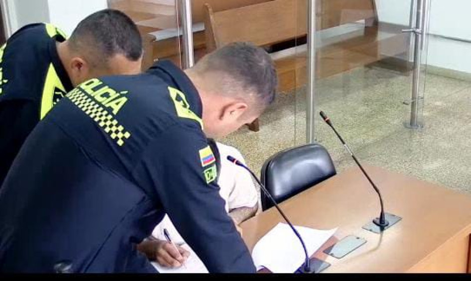 El sujeto(blanco) firma la no aceptación de cargos.