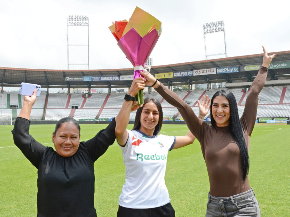 La mamá (Rubiela Trejos) y la pareja (Andrea Morales) de Vanessa Trejos sorprendieron a la futbolista con un ramo. Lo hicieron como reconocimiento al sueño que está cumpliendo de ser profesional con el Once Caldas en la Liga Femenina. El equipo debutará este domingo, a las 3:00 p.m., ante Santa Fe en el Palogrande.
