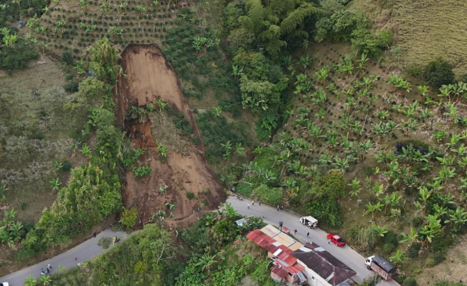 Este es el derrumbe que cayó este miércoles y que cerró el paso en la vía entre Manzanares y Pensilvania.