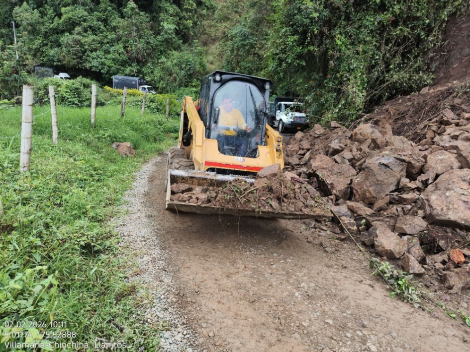 Las fuertes lluvias de enero han afectado las vías de Caldas. En la imagen, el recorrido Villamaría – El Destierro –  Río Claro – El Crucero – Chinchiná, que fue cerrado por un derrumbe y se habilitó con ayuda de maquinaria amarilla.