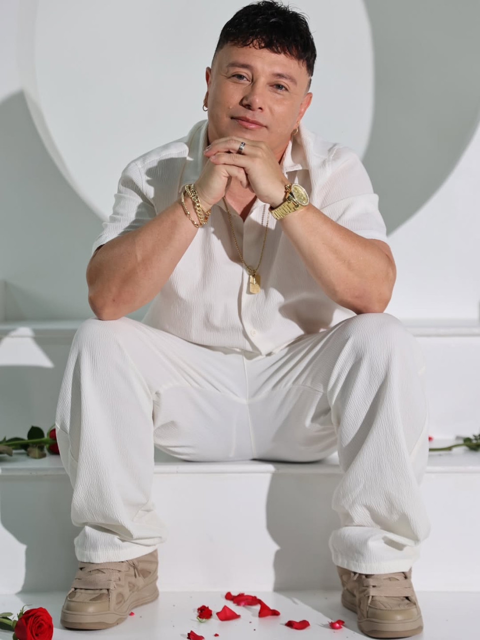 Conocido como La voz o El rey del despecho urbano, Yelsid ha construido una carrera sólida basada en historias reales, nacidas desde la calle, el transporte público y el contacto directo con la gente. Canciones como El bus y pérdida se convirtieron en himnos de una generación que encontró en su música un espejo de sus propias vivencias.