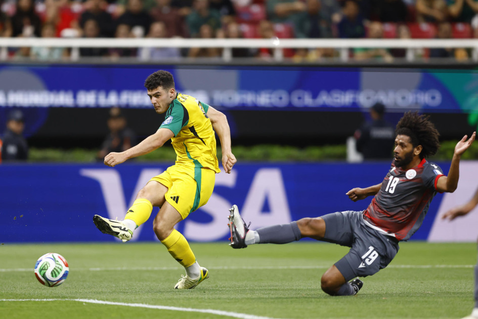 Joseph Athale (d) de Nueva Caledonia disputa el balón con Bailey Cadamarteri (i) de Jamaica este jueves, durante un partido de clasificación rumbo a la Copa Mundial de la FIFA 2026 entre Nueva Caledonia y Jamaica en el Estadio Guadalajara, Jalisco (México).