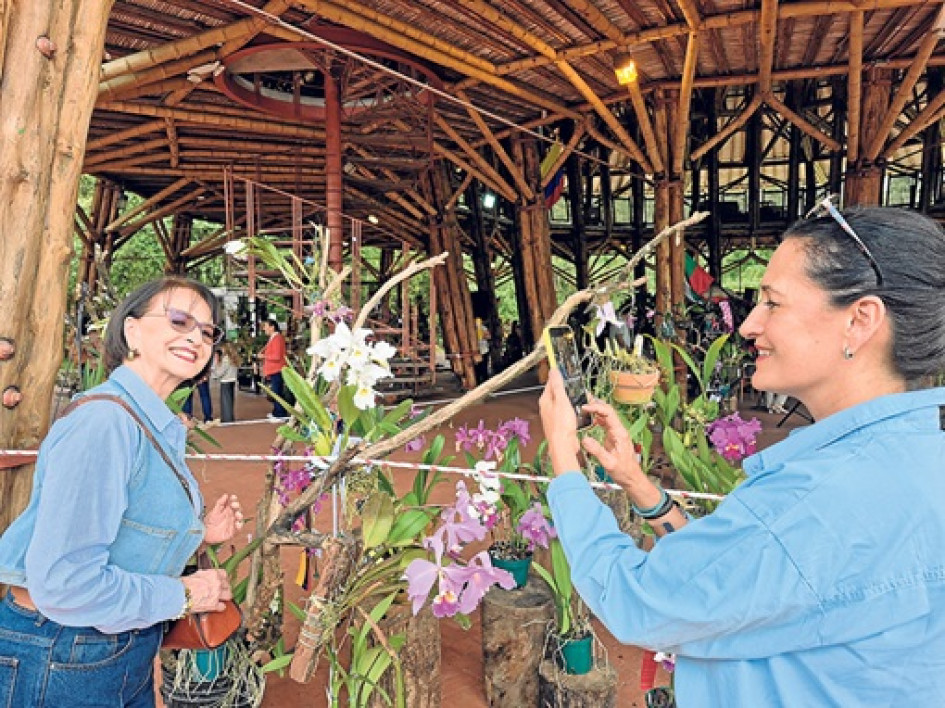 Manizales abrió el calendario nacional, luego seguirán las exposiciones de Popayán, Buga, Quindío, Medellín, Pereira, Bogotá y Cali. Ruth Escobar de Neira y Sandra Marín de Manizales se llevaron su recuerdo fotográfico.