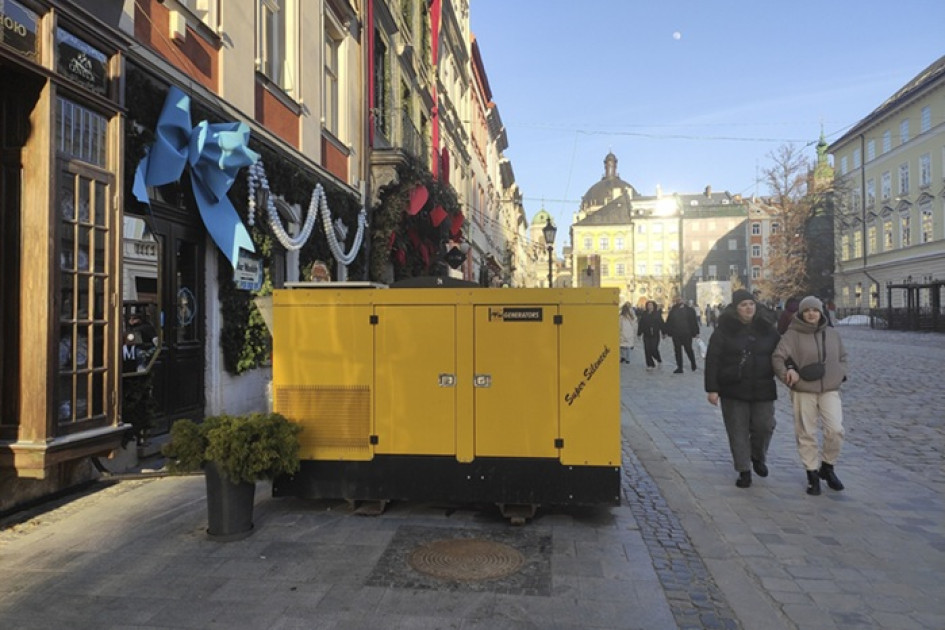 Foto | EFE | LAPATRIA  Un generador situado a las puertas de un local comercial en Leópolis (Ucrania). Ucrania emerge del invierno más difícil de su historia reciente con su sistema energético gravemente dañado por los ataques aéreos rusos.