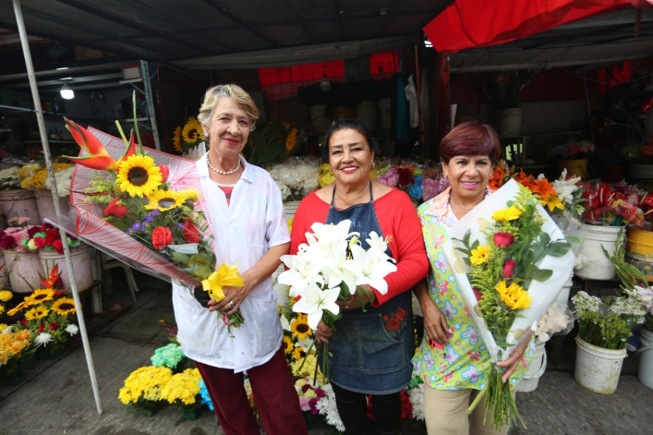 Mariela Uribe Marín, Adriana María García y María Clemencia Penagos fueron las primeras vendedoras de flores que se establecieron en este lugar. Hoy celebran el Día de la Mujer trabajando en el oficio que les apasiona.