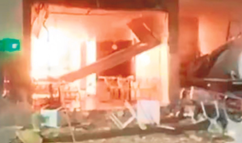 La explosión en un restaurante del barrio San Pedro originó una conflagración que alcanzó a dos locales comerciales y ocasIonó daños en el edificio de la Cámara de Comercio de Cali.