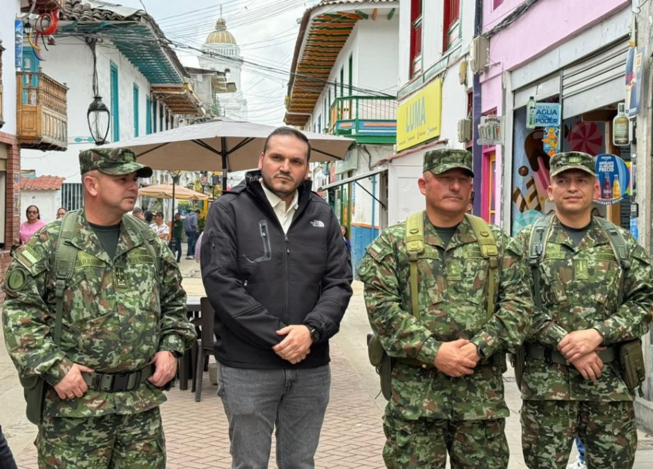 Foto | Jorge Iván Castaño | LA PATRIA El alcalde de Neira, Jhon Jairo Castaño, recibió la visita de los altos mandos que pasaron revista por el municipio.