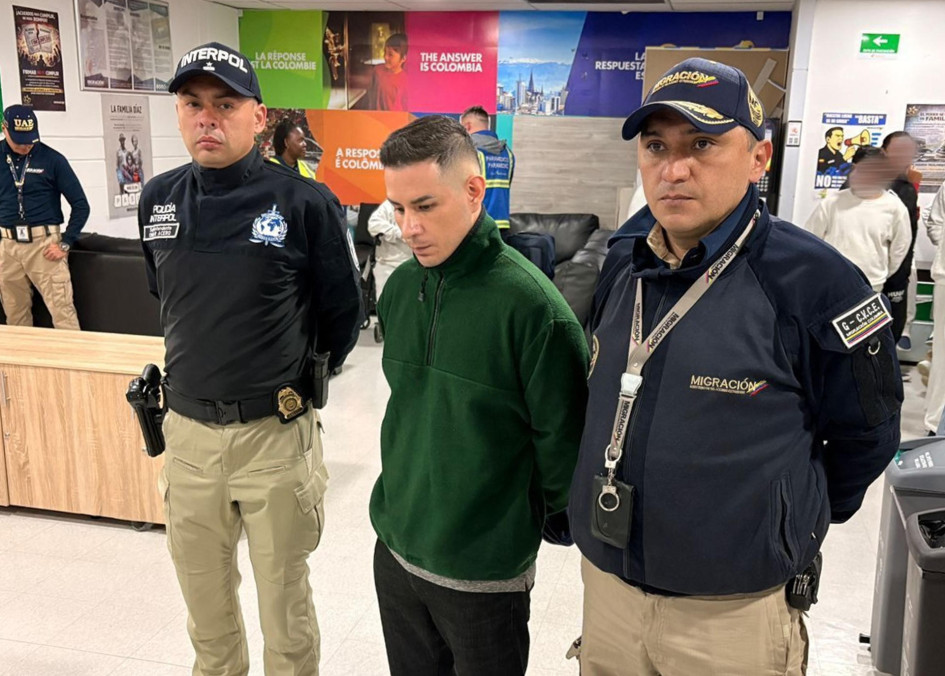 Foto | Migración Colombia | LA PATRIA Ángel Esteban Aguilar Morales, alias “Lobo Menor” (c), fue detenido por funcionarios de Migración Colombia este miércoles 18 de marzo, en Bogotá (Colombia).