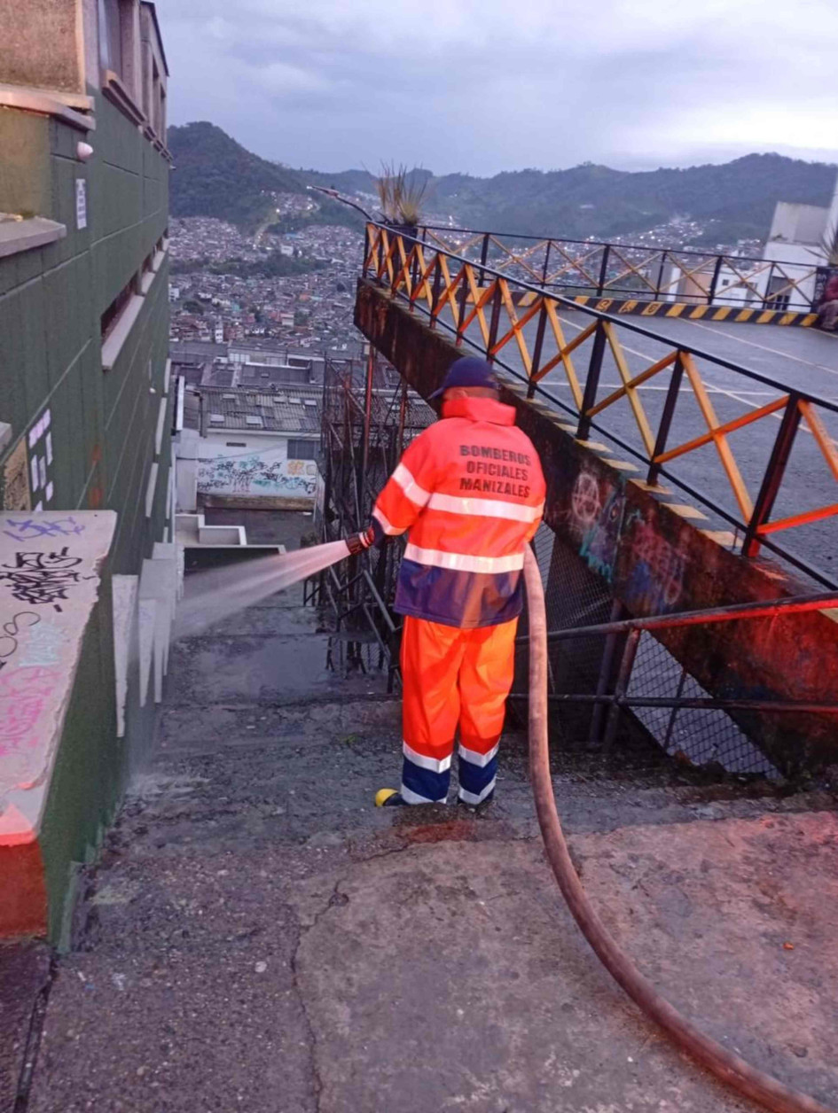 Limpian unas escalas sucias en la Santander