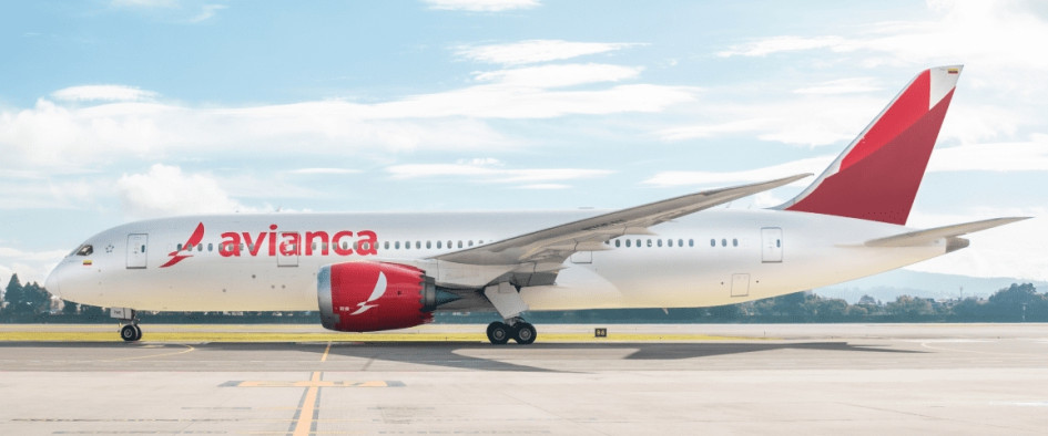 La aerolínea Avianca demandará a un influencer colombiano por haber utilizado un artefacto que generó un olor químico durante un vuelo entre Bogotá y Madrid.