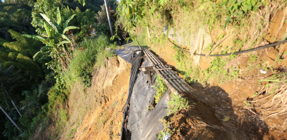 Así está el puente que instaló la comunidad de la vereda Java tras perder parte de la vía principal, en Manizales.