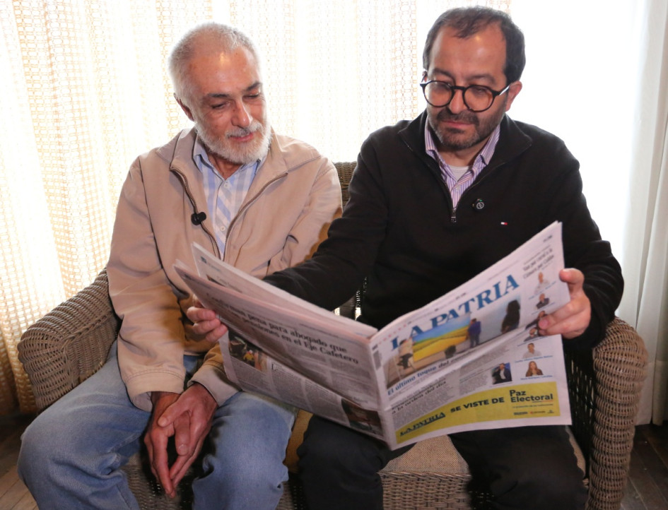 Fernando-Alonso Ramírez (der.) visitó la casa del suscriptor de LA PATRIA Jorge Hernán Hoyos para el primer capítulo de 'Conversaciones con el director', un producto que busca generar un diálogo directo entre el periódico y sus lectores más fieles.