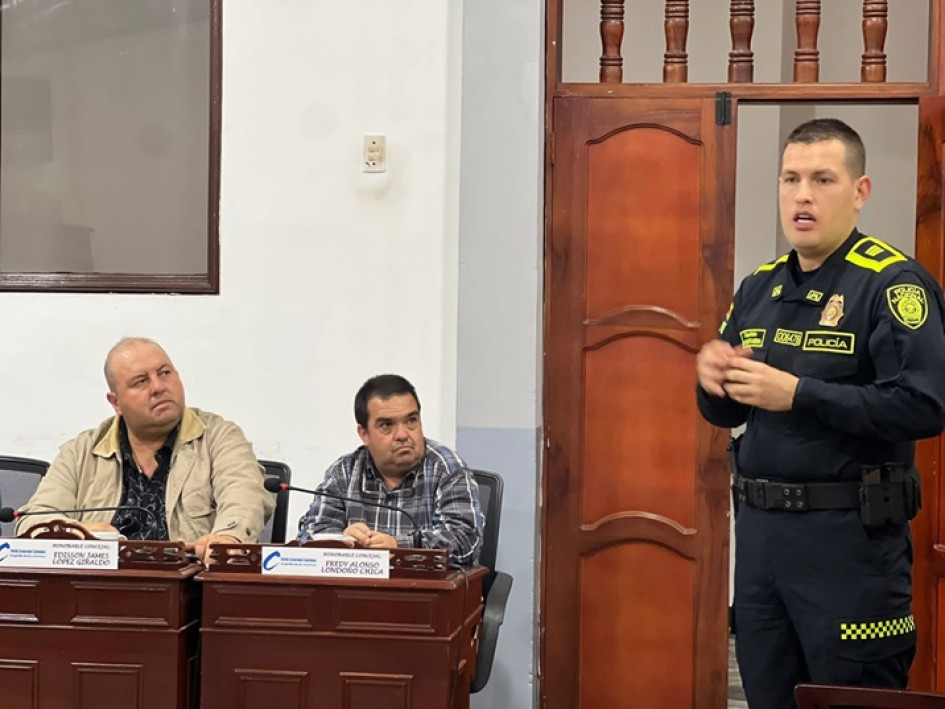 el capitán Juan Cartagena (foto), comandante del V Distrito, y el Intendente jefe Carlos Rendón, comandante de Estación, asistieron a una sesión del Concejo.