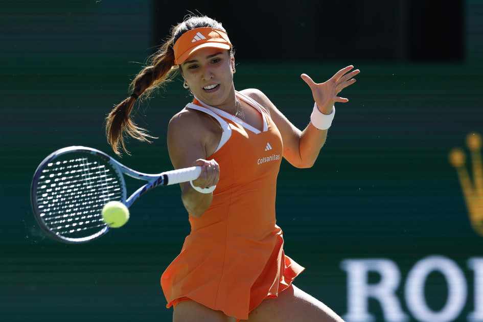 Camila Osorio de Colombia en acción contra Naomi Osaka de Japón durante su partido individual femenino en el día 5 del torneo de tenis BNP Paribas Open en Indian Wells, California, EE. UU., el 8 de marzo de 2026.