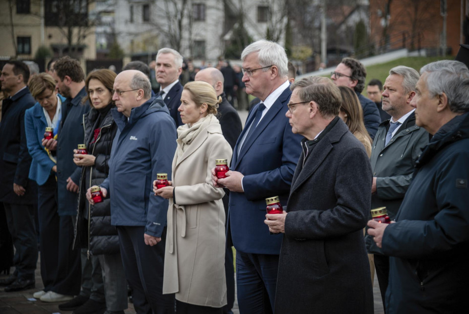 Líderes europeos y ucranianos rinden homenaje a las víctimas de la masacre de Bucha. La ceremonia, encabezada por la representante de la UE para Asuntos Exteriores, Kaja Kallas, y ministros de la UE, coincide con la firma de una declaración para juzgar crímenes de guerra. 
