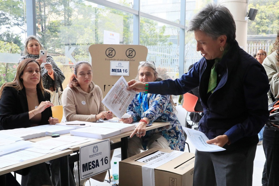 La precandidata presidencial Claudia López deposita la papeleta para votar por la Cámara de Representantes este domingo, en Bogotá (Colombia).