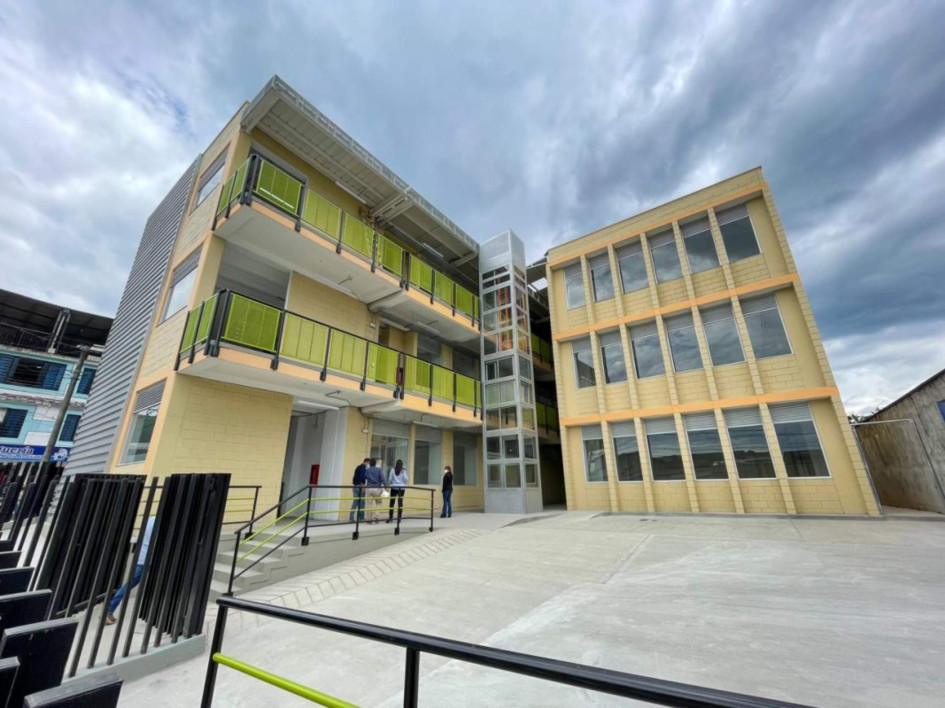 Entregan obras educativas en Risaralda
