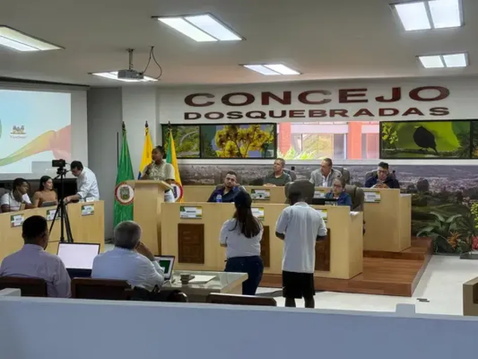 La Gobernación de Risaralda destaca inversión de $3 mil 900 millones en vías terciarias de Dosquebradas para mejorar movilidad rural y urbana.