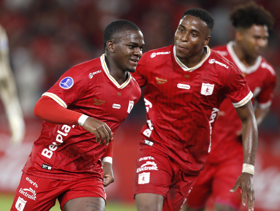 Jhon Tilman Palacios (i) de América celebra un gol este jueves, durante un partido de la primera fase de la Copa Sudamericana entre América y Bucaramanga en el estadio Pascual Guerrero en Cali (Colombia).