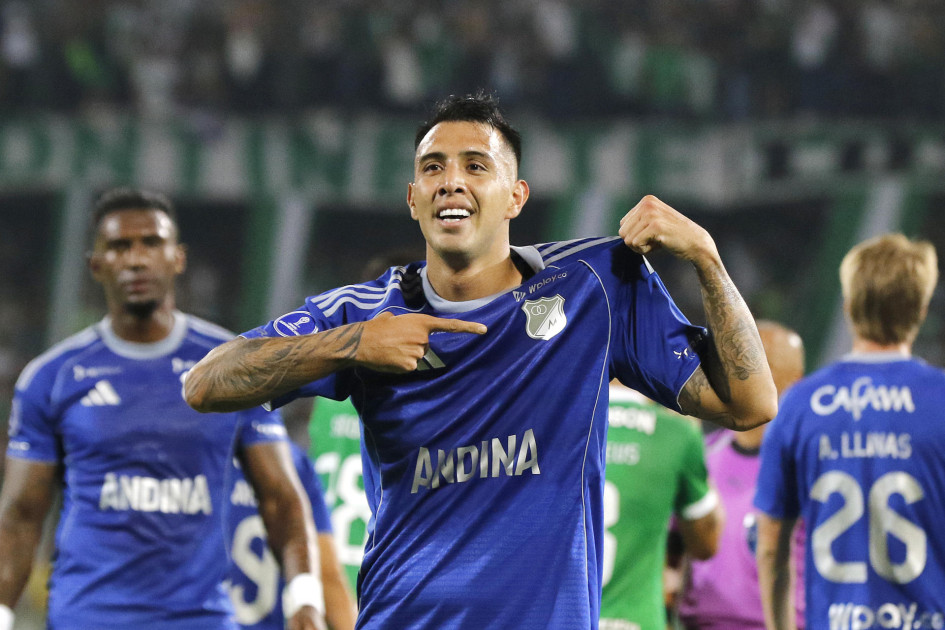 Rodrigo Contreras de Millonarios celebra un gol este miércoles, durante un partido de la primera fase de la Copa Sudamericana entre Atlético Nacional y Millonarios en el estadio Atanasio Girardot en Medellín (Colombia).