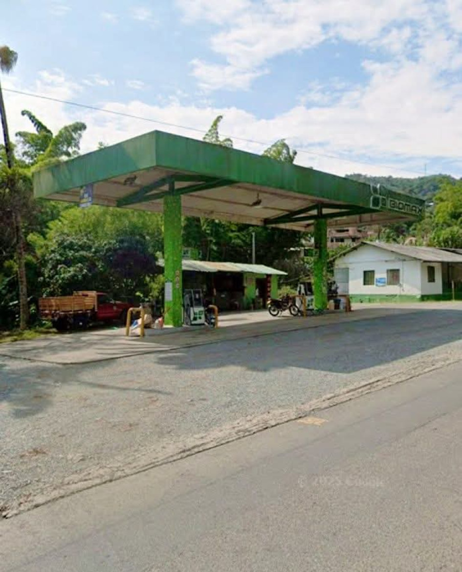 Los atracadores llegaron en moto a una estación de servicio.