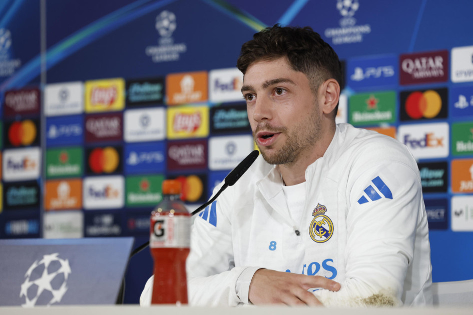El jugador del Real Madrid Federico Valverde, durante la rueda de prensa que ha ofrecido este martes en Valdevevas tras el entrenamiento del equipo.