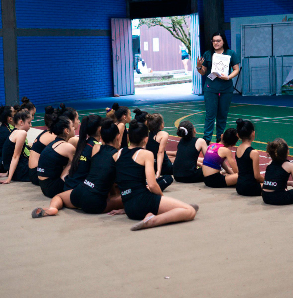 Deportistas de gimnasia rítmica del Quindío reciben acompañamiento psicológico como parte de su preparación para competencias nacionales.