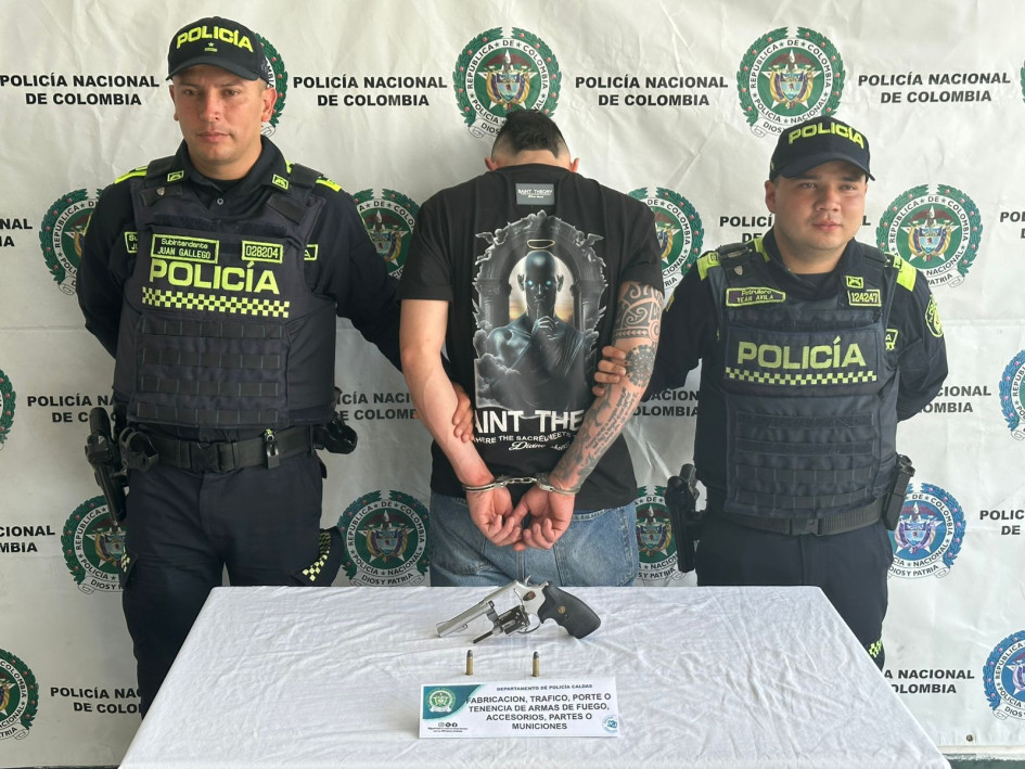 Este domingo, un sujeto terminó capturado en el Centrosur de Caldas luego de dispararles a policías mientras huía de ellos. 