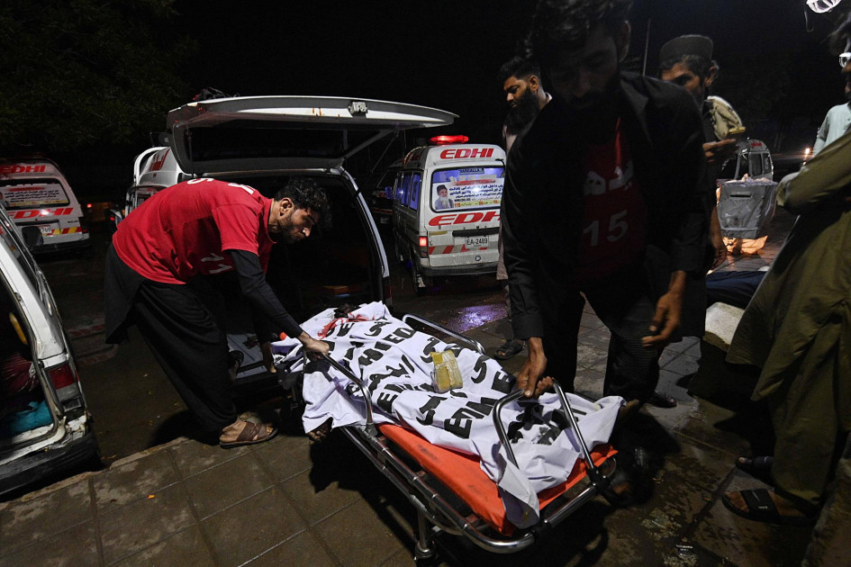 El cuerpo de una víctima de un incidente relacionado con las lluvias, trasladado a un hospital en Karachi (Pakistán).